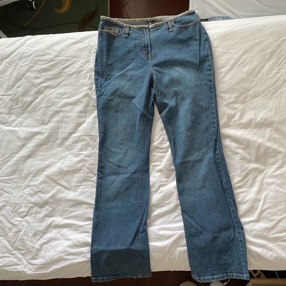 y2k dream jeans <3 cutest swirly pattern on waist.

waist: 15.5”
size 8